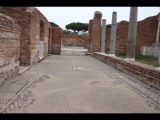 04585 ostia - regio i - insula xiv - domus di amore e psiche (i,xiv,5) - raum (b) - ri raum (c) - bli ri norden - 09-2023.jpg